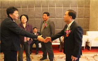 國家發(fā)展改革委資源節(jié)約與環(huán)境保護司牛波處長（和劉總握手）、全國墻材革新工作委員會會長滕軍力（女士）