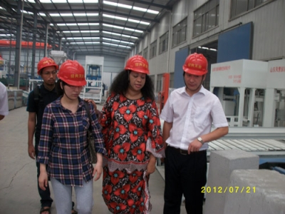 2012.7.21日坦桑尼亞總統(tǒng)夫人來(lái)我公司參觀指導(dǎo)、洽談合作