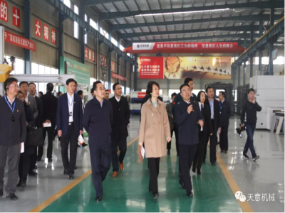 濟(jì)寧市委常委、組織部部長孔凡萍帶領(lǐng)全市“兩新”組織黨建工作現(xiàn)場(chǎng)觀摩團(tuán)蒞臨天意機(jī)械調(diào)研指導(dǎo)
